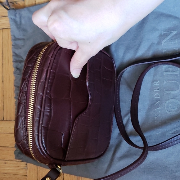 Alexander McQueen Croc-Effect Leather Camera Bag - Picture 7 of 12